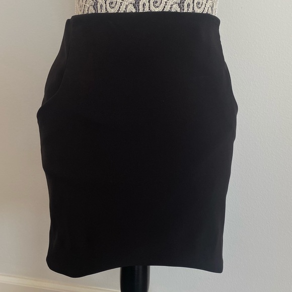 Black mini skirt wiith wave shaped hemming and pockets - Picture 1 of 3